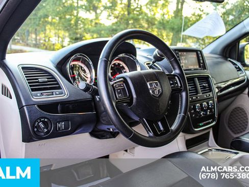 Used 2017 Dodge Grand Caravan SXT FWD image 29