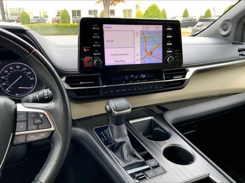 Used 2021 Toyota Sienna Limited image 6