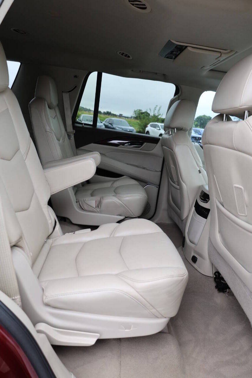 Used 2017 Cadillac Escalade Premium Luxury AWD/4WD image 16