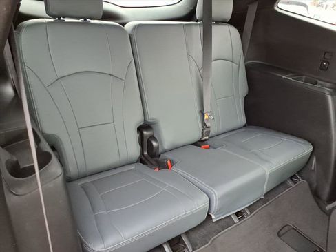Used 2024 Buick Enclave Premium image 18