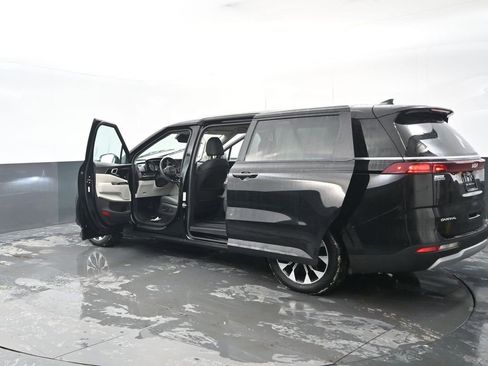 Used 2024 Kia Carnival EX image 26