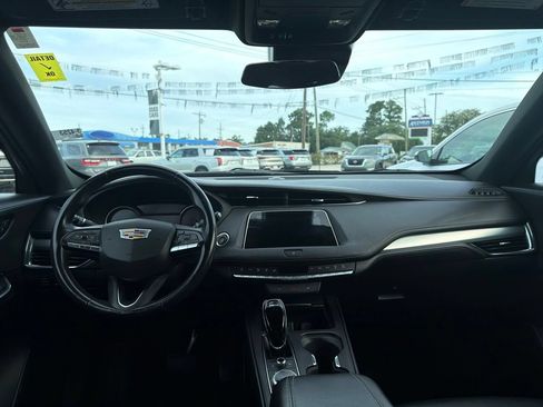 Used 2023 Cadillac XT4 Premium Luxury FWD image 9