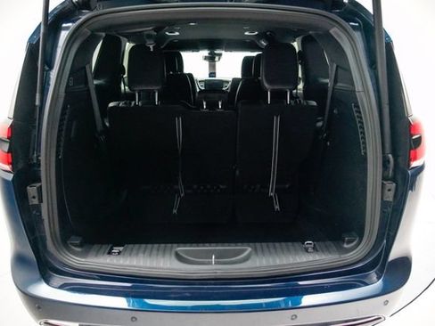 Used 2025 Chrysler Pacifica Select FWD image 12
