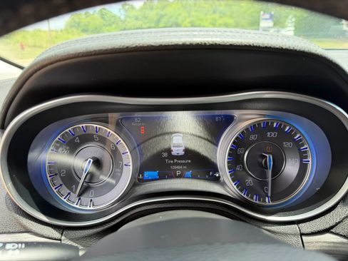 Used 2018 Chrysler 300 Touring RWD image 19