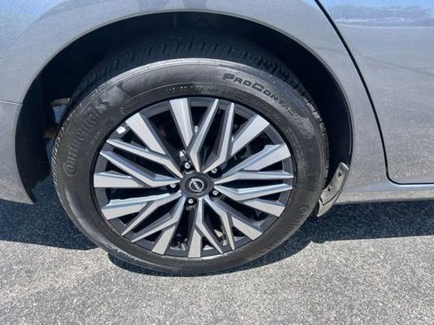 Used 2025 Nissan Altima 2.5 SV FWD image 12