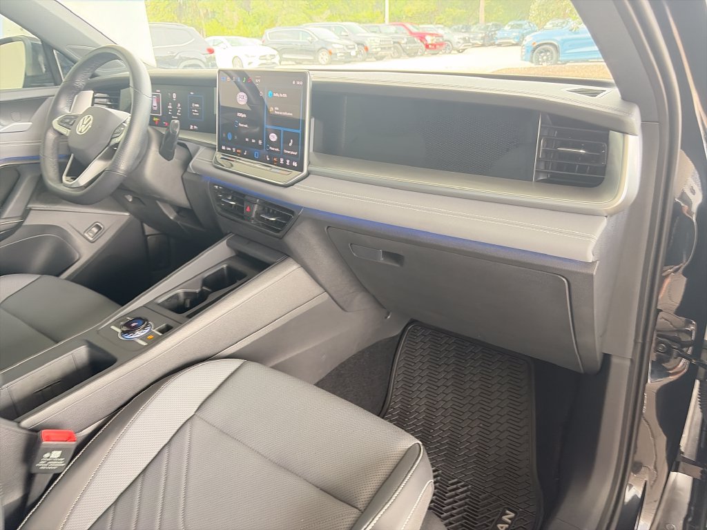 Certified 2025 Volkswagen Tiguan SE R-Line FWD image 32