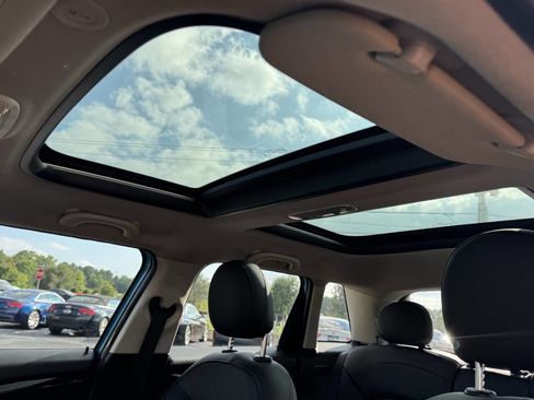 Used 2019 MINI Cooper 4-Door Hardtop w/ Signature Upholstery Package image 17