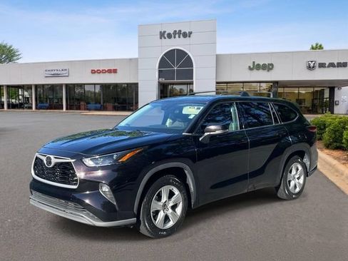Used 2022 Toyota Highlander LE FWD image 1