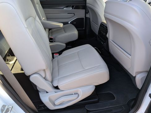 Certified 2024 Jeep Wagoneer Series II image 32