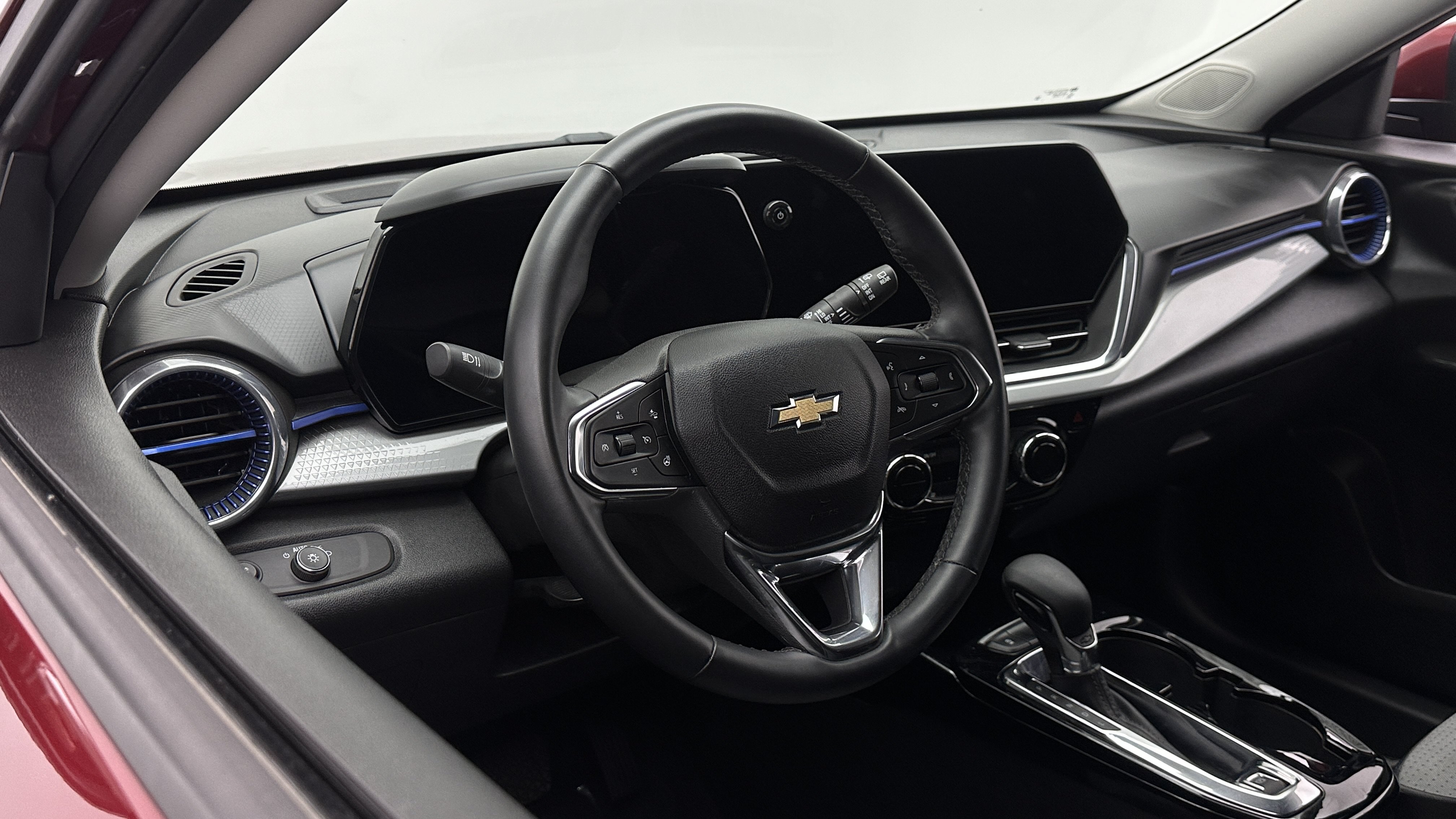 Used 2025 Chevrolet Trax LT w/ LT Convenience Package FWD image 8