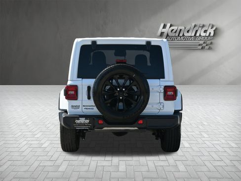 Used 2025 Jeep Wrangler Unlimited Sahara AWD/4WD image 9