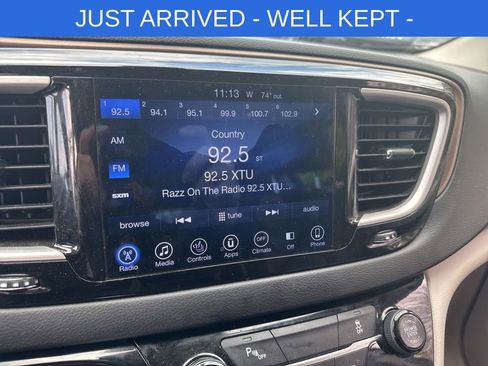 Used 2017 Chrysler Pacifica Touring-L w/ Tire & Wheel Group FWD image 11