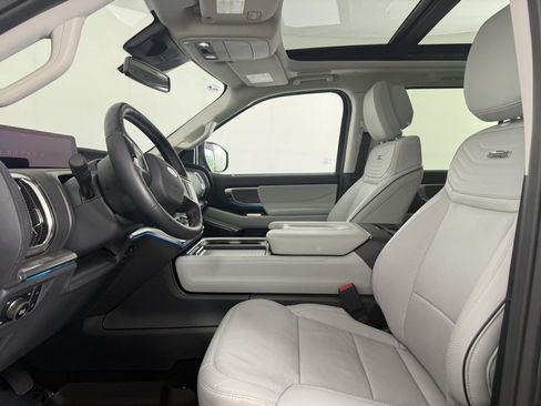 Certified 2026 Ford Expedition Max Platinum w/ Platinum Ultimate Package AWD/4WD image 18