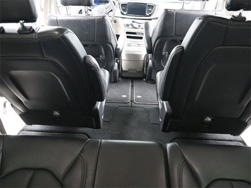 Used 2024 Chrysler Pacifica Touring-L image 26