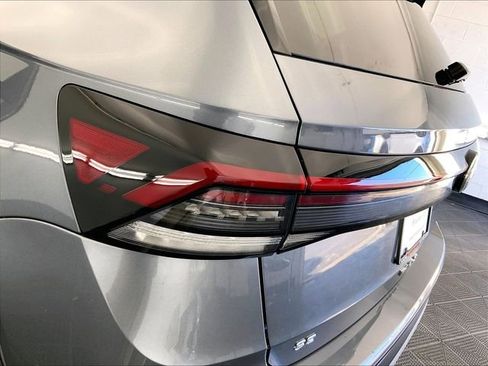 Certified 2025 Volkswagen Taos SE w/ Panoramic Sunroof Package image 29