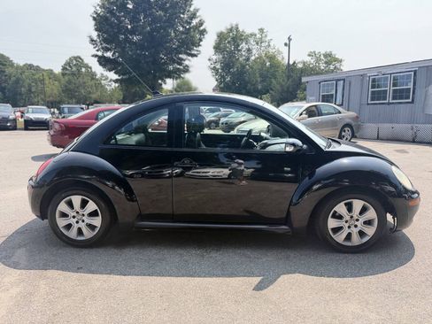 Used 2009 Volkswagen Beetle Coupe FWD image 4