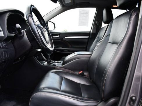 Used 2018 Toyota Highlander XLE AWD/4WD image 16