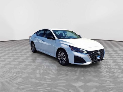 Used 2025 Nissan Altima 2.5 SV FWD image 2