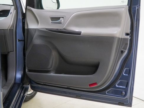 Used 2017 Toyota Sienna LE image 40