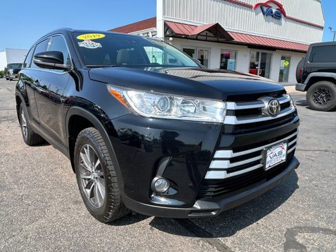 Used 2019 Toyota Highlander XLE AWD/4WD image 3