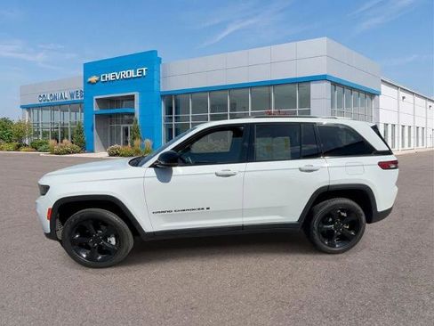 Used 2023 Jeep Grand Cherokee Limited w/ Black Appearance Package AWD/4WD image 2