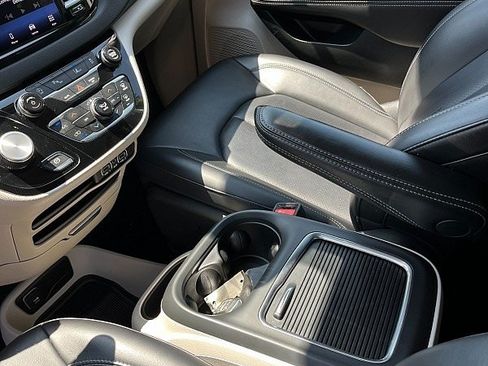 Used 2023 Chrysler Pacifica Touring-L FWD image 10