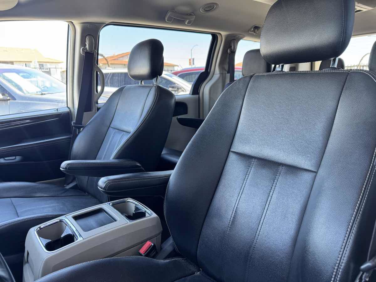 Used 2016 Chrysler Town & Country Touring FWD image 39