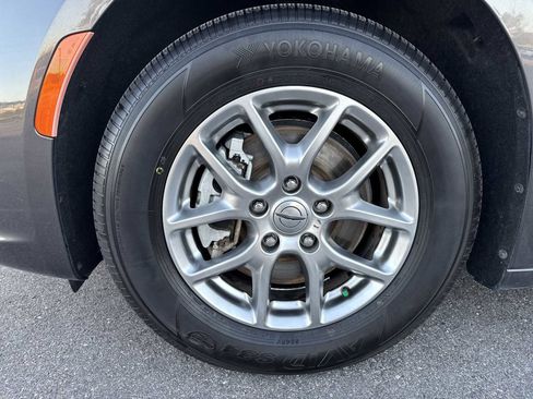 Used 2021 Chrysler Pacifica Touring image 12