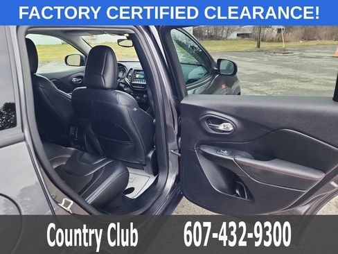 Used 2021 Jeep Cherokee Trailhawk AWD/4WD image 30