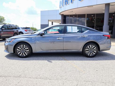 Used 2025 Nissan Altima 2.5 SV FWD image 2