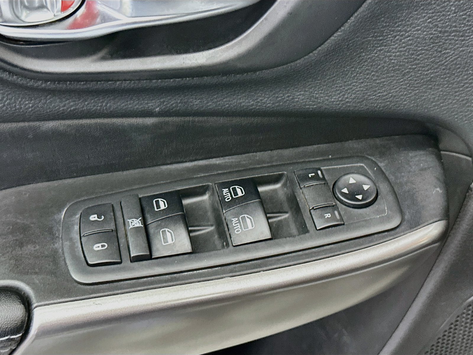 Used 2019 Jeep Cherokee Latitude Plus w/ Comfort/Convenience Group AWD/4WD image 18