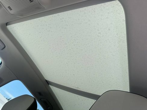 Used 2025 Volkswagen Tiguan SE w/ Panoramic Sunroof Package FWD image 19