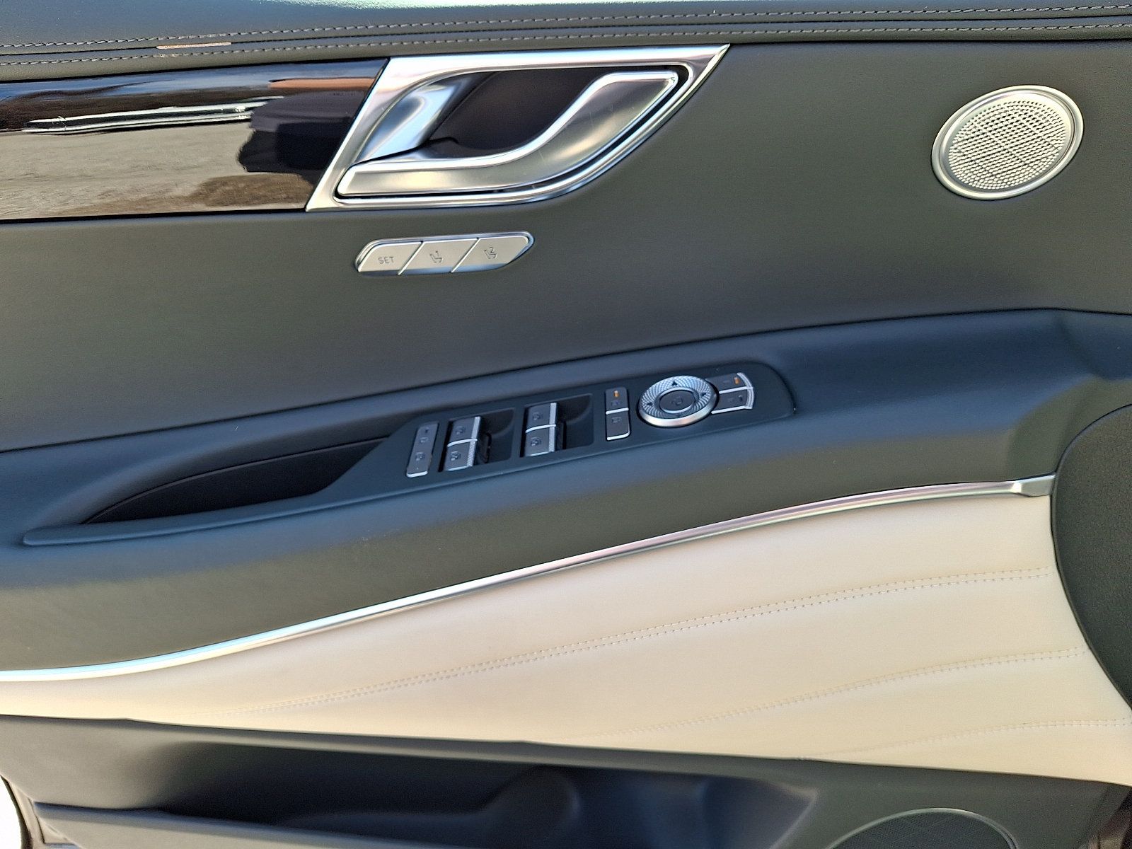 Certified 2025 Genesis GV80 2.5T Standard AWD/4WD image 12