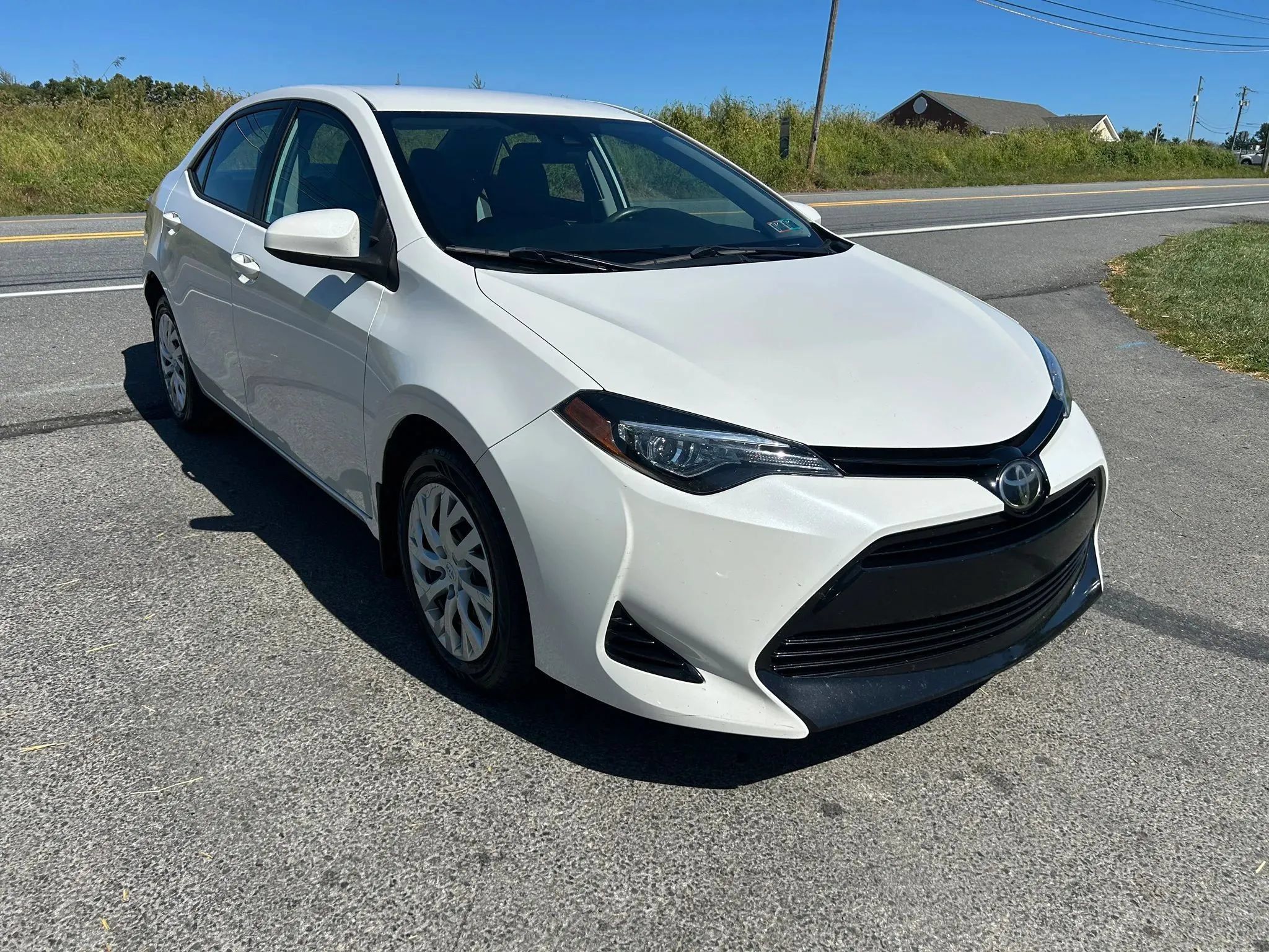 Used 2018 Toyota Corolla LE FWD image 3