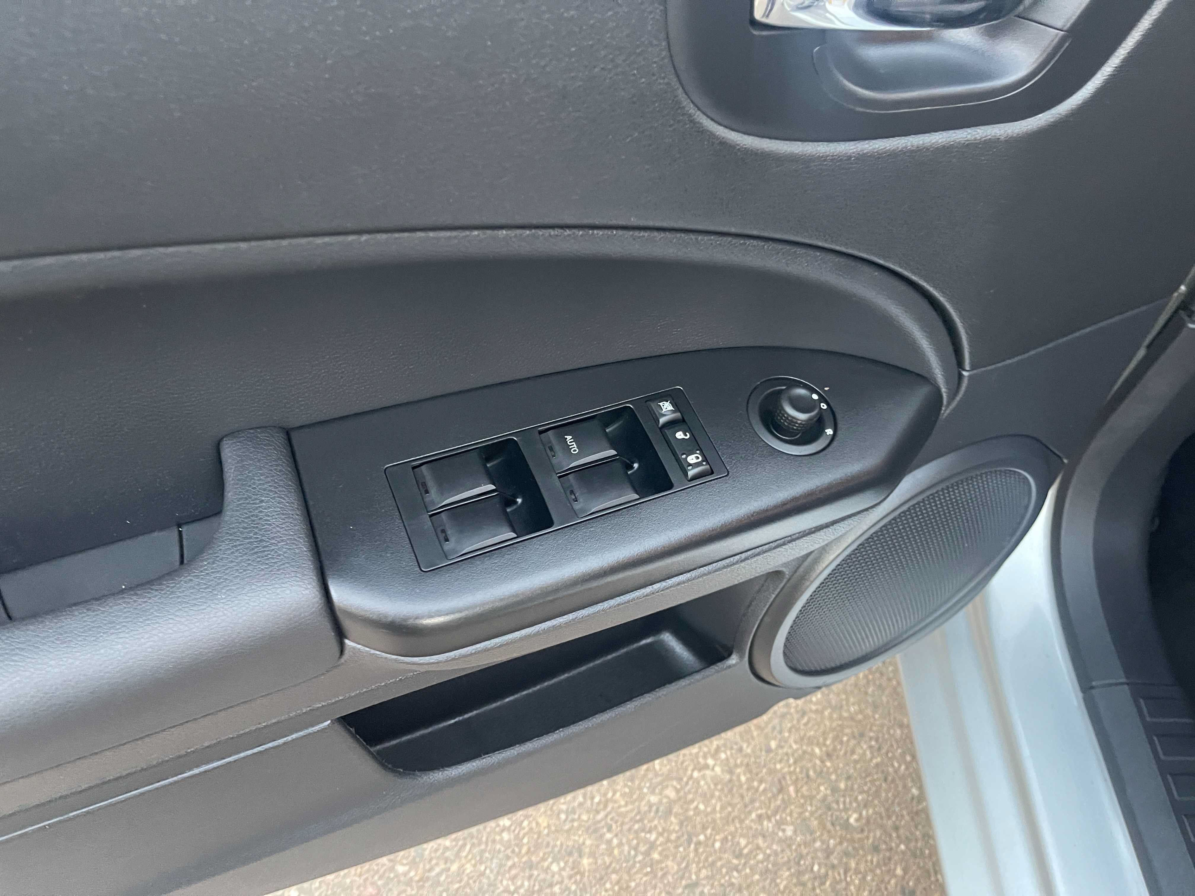 Used 2010 Dodge Caliber Heat w/ Premium Sound Group FWD image 18