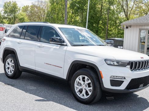 Used 2023 Jeep Grand Cherokee Limited w/ Trailer Tow Prep Group (B) AWD/4WD image 4