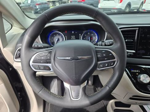 Used 2022 Chrysler Pacifica Touring-L FWD image 27
