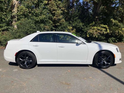 Used 2023 Chrysler 300 Touring L w/ Comfort Group image 2