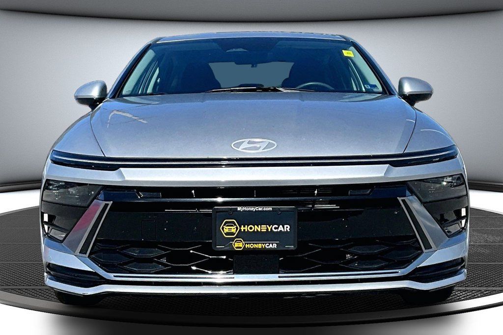 Used 2025 Hyundai Sonata SEL FWD image 2