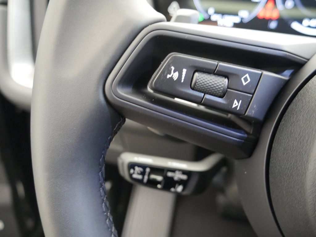 Certified 2026 Porsche Cayenne AWD/4WD image 44