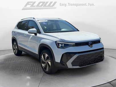 Used 2025 Volkswagen Taos SE w/ Panoramic Sunroof Package