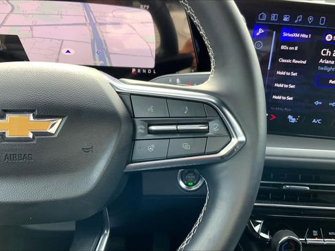 Used 2025 Chevrolet Traverse LT w/ Driver Confidence Package image 24