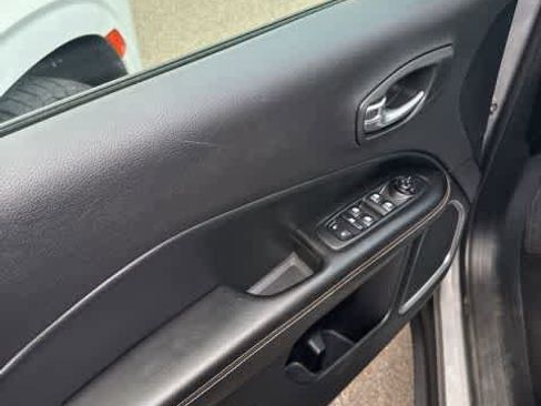 Used 2018 Jeep Compass Latitude w/ Cold Weather Group AWD/4WD image 12