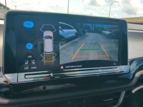 Used 2024 Volkswagen Atlas Cross Sport SE image 7