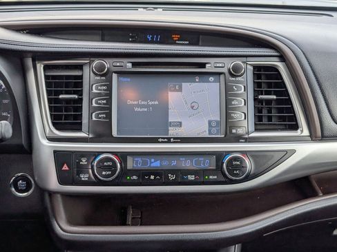 Used 2014 Toyota Highlander XLE image 17