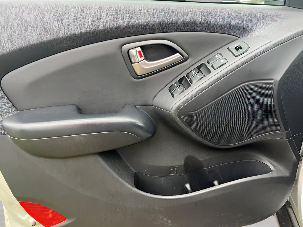 Used 2011 Hyundai Tucson Limited AWD/4WD image 12