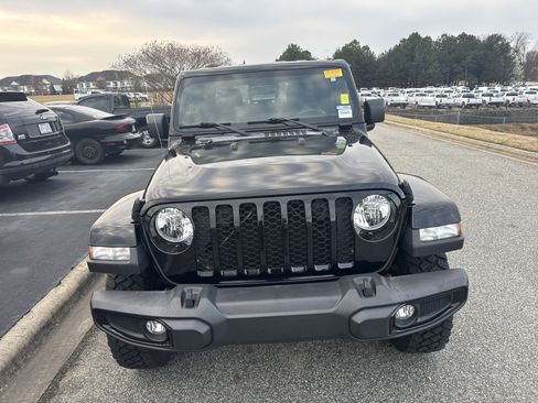 Used 2022 Jeep Gladiator Sport image 3