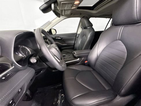 Certified 2023 Toyota Highlander XLE image 3