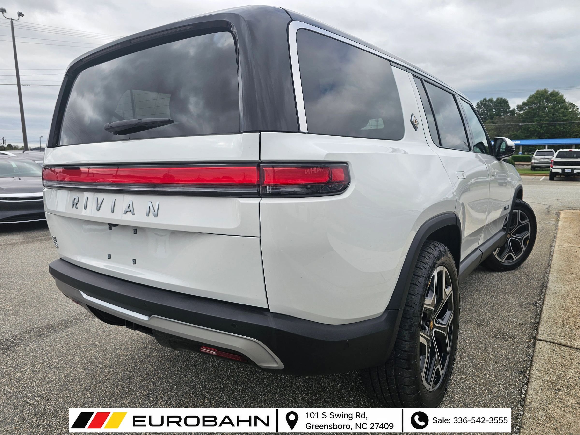 Used 2025 Rivian R1S Adventure Dual AWD/4WD image 5