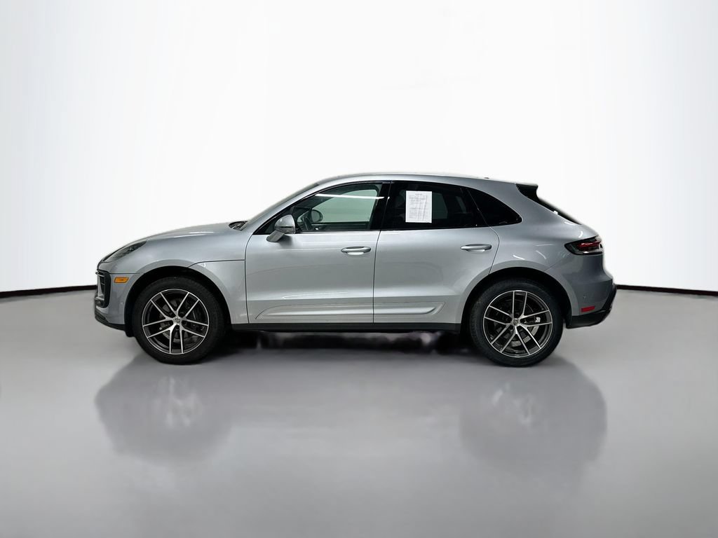 Certified 2025 Porsche Macan AWD/4WD image 2